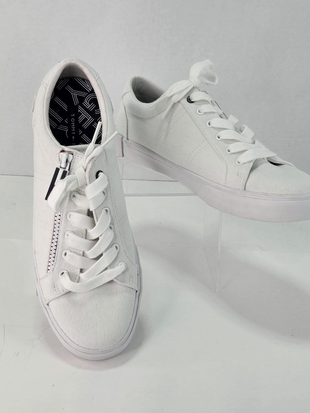 Tommy Hilfiger Paskal Women's White Canvas Low-Top Sneakers w/side Zipper Sz 8.5